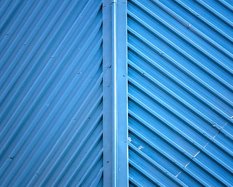 How many years can different types of color steel tiles be used?